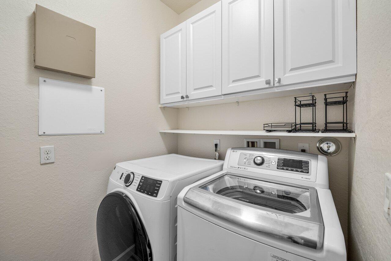 48 Northwest Hawthorne Place Boca Raton, FL 33432 - Photo 33 of 35 Laundry Room