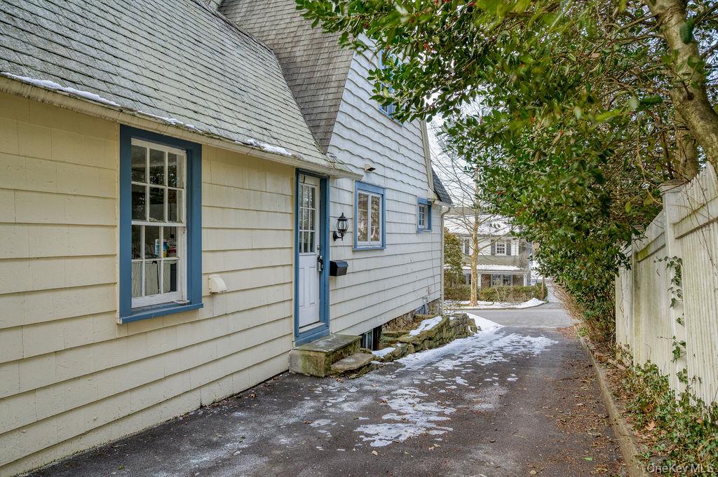 8 Ridgecrest West Scarsdale, NY 10583 - Photo 5 of 21