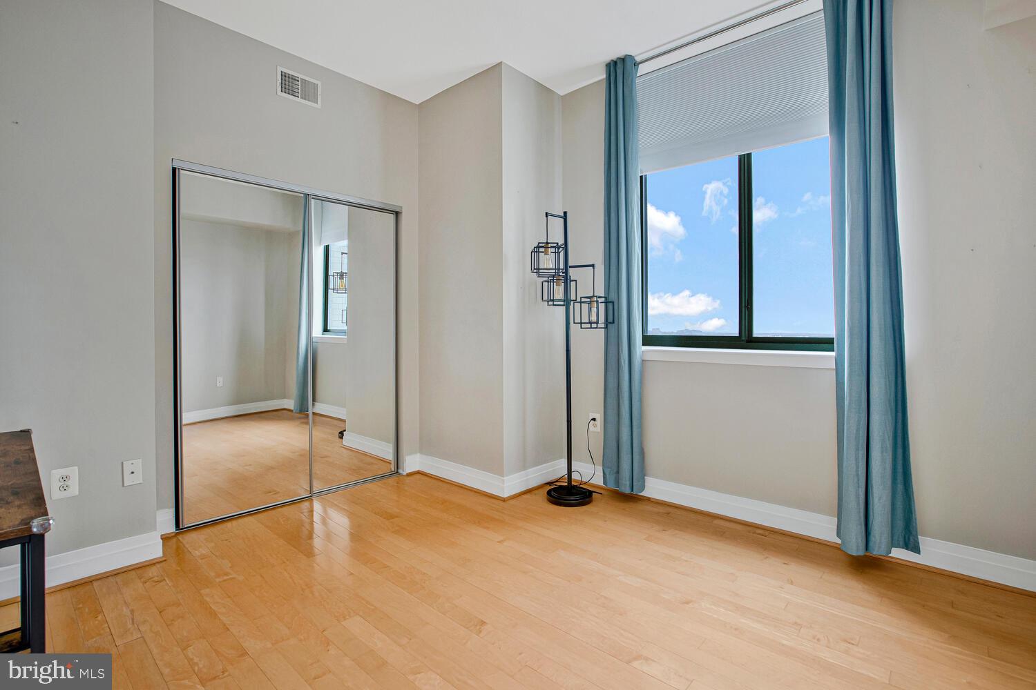 414 Water Street, Unit 2913 Baltimore, MD 21202 - Photo 11 of 41 an empty room with closet and mirror