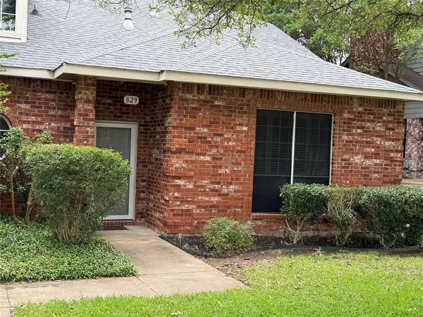 $1,900 | 827 Ash Grove Lane, Unit 829, DeSoto, TX 75115