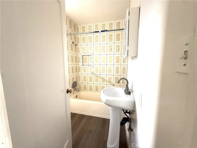 $1,600 | 7833 Normandie Avenue, Unit 1/2, Los Angeles, CA 90044