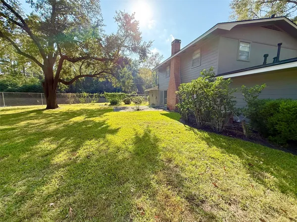 a view of back yard of the house