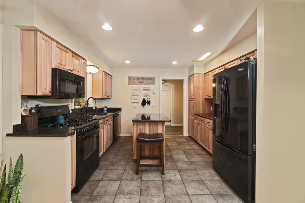 97 Pierce Road West Brookfield, MA 01585 - Photo 4 of 40 Gallery Image 4