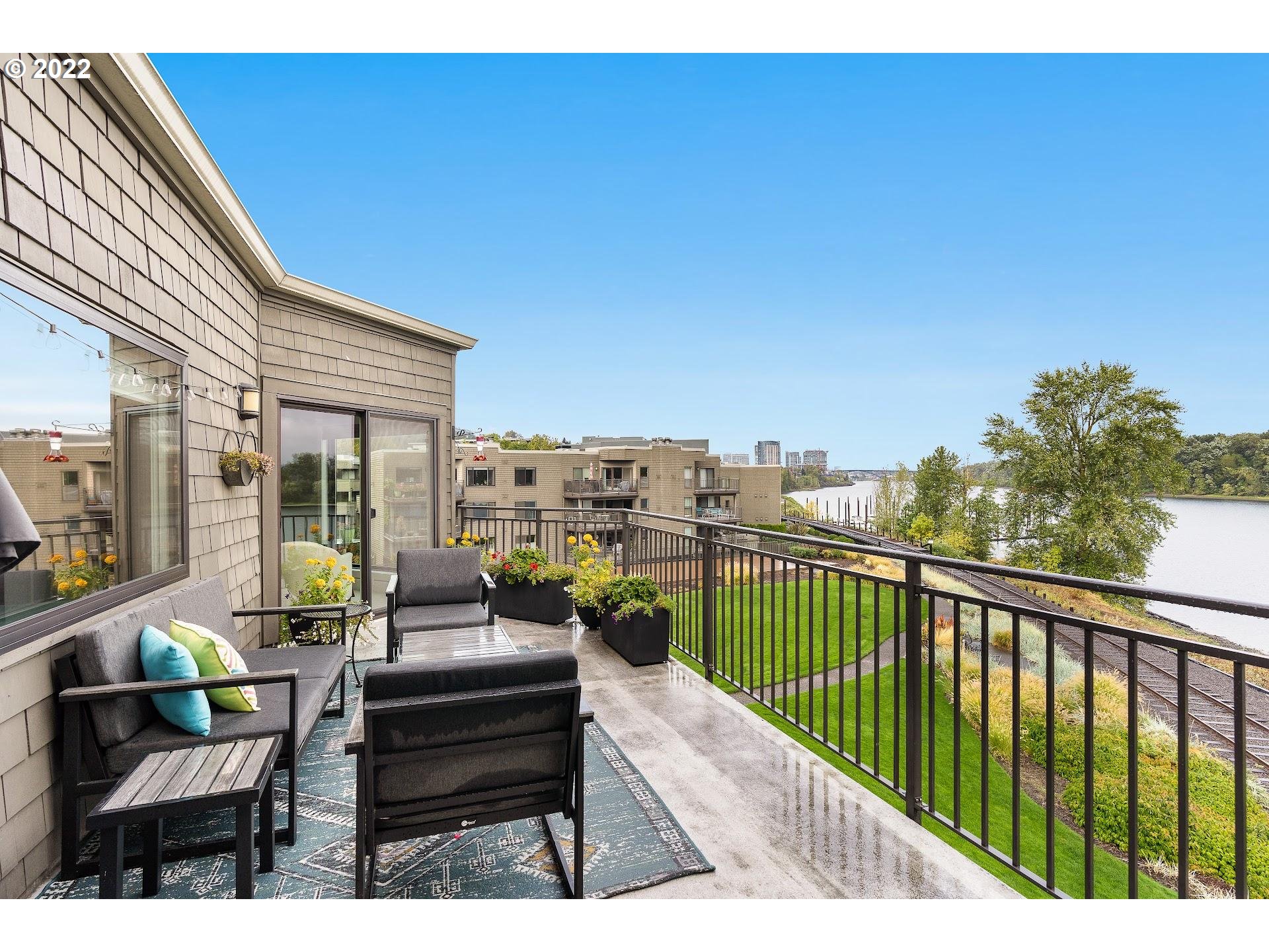 5630 South Riverside Lane, Unit 18 Portland, OR 97239 - Photo 4 of 31 Gallery Image 4
