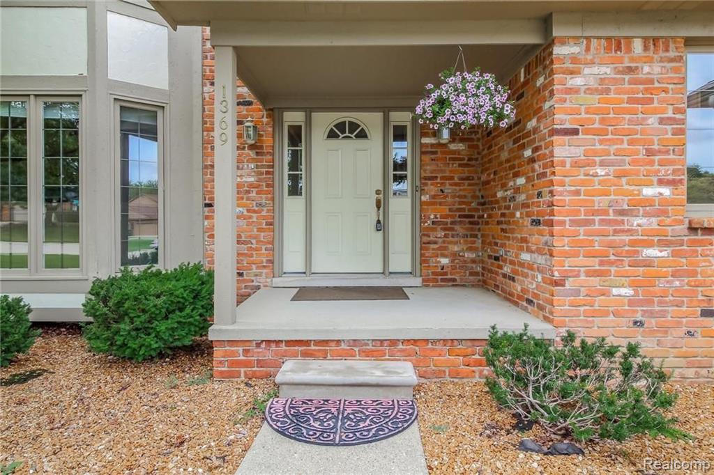 1369 Lomas Verdes Rochester Hills, MI 48306 - Photo 4 of 41