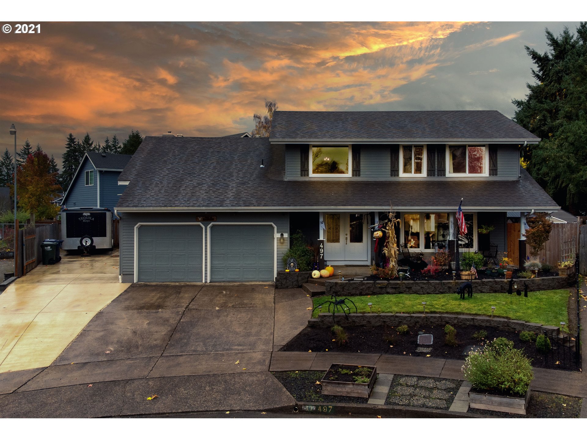 497 71st Street Springfield, OR 97478 - Photo 1 of 32 a front view of a house with a garden