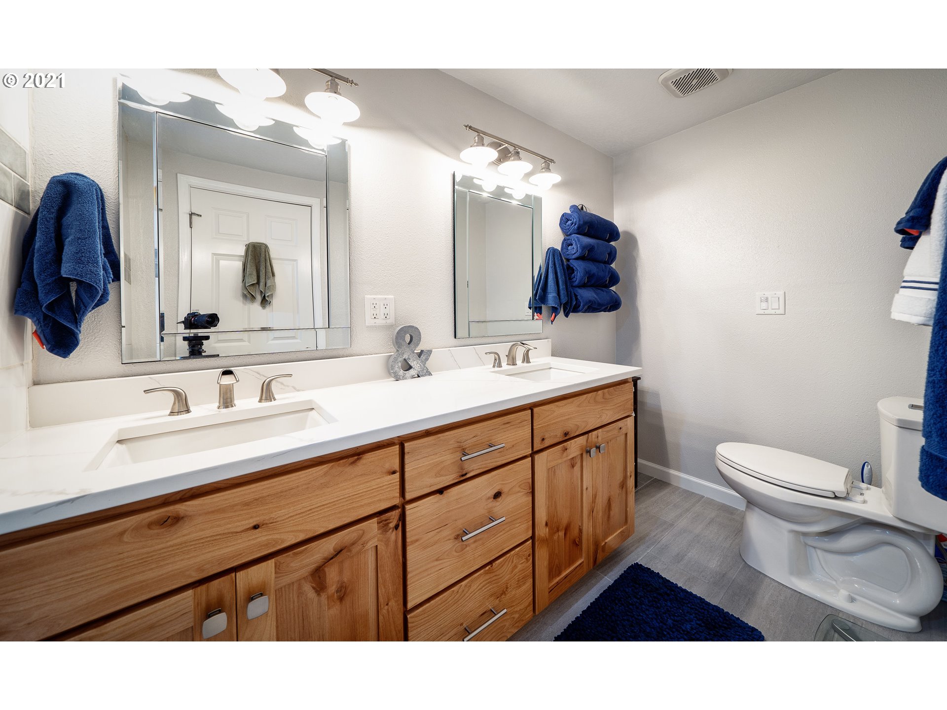 497 71st Street Springfield, OR 97478 - Photo 16 of 32 a bathroom with a sink a toilet and mirror