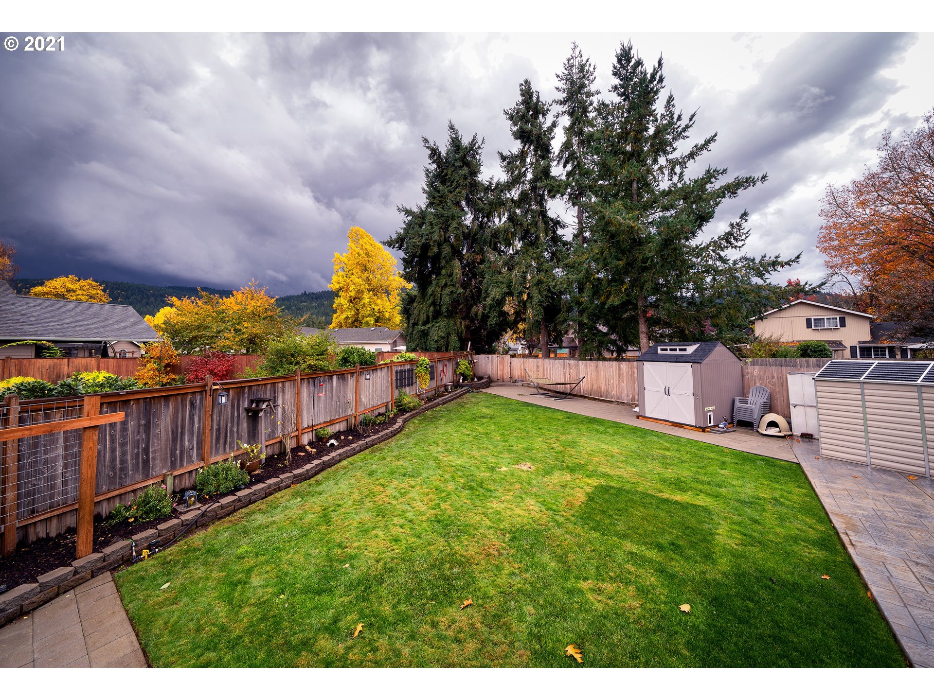 497 71st Street Springfield, OR 97478 - Photo 27 of 32 a view of a garden with wooden fence