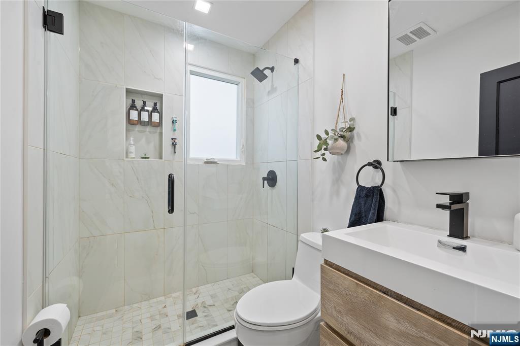 27 Garrabrant Road Clifton, NJ 07013 - Photo 10 of 24