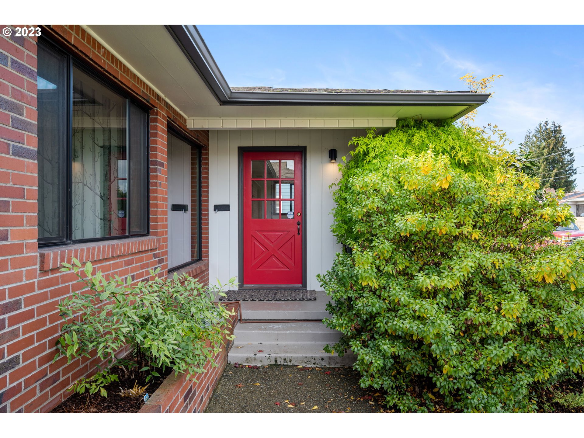 4020 Northeast Rosa Parks Way Portland, OR 97211 - Photo 4 of 48 a view of a house with a small garden