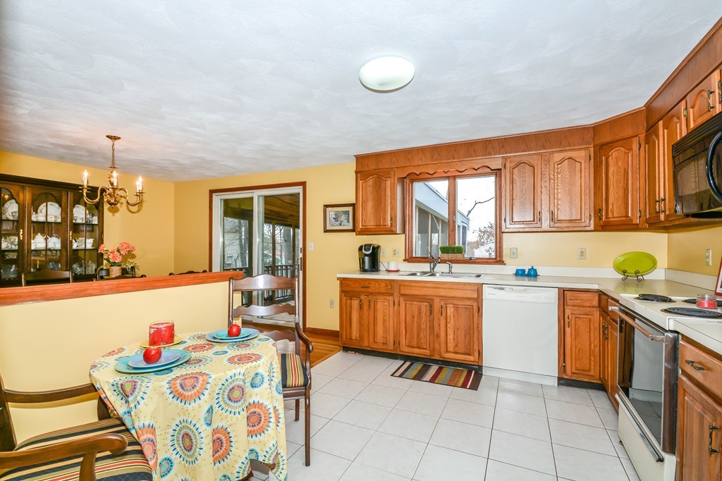 48 Chestnut Road Reading, MA 01867 - Photo 11 of 29 Gallery Image 11