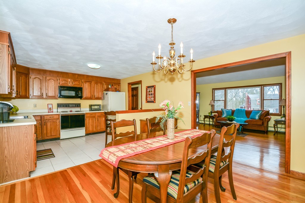 48 Chestnut Road Reading, MA 01867 - Photo 8 of 29 Gallery Image 8