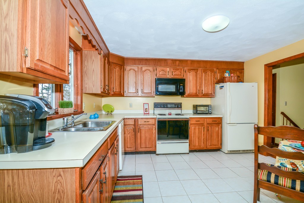 48 Chestnut Road Reading, MA 01867 - Photo 9 of 29 Gallery Image 9
