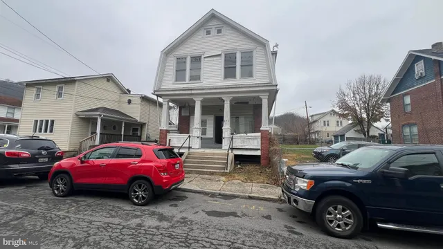 a view of a car in front of house