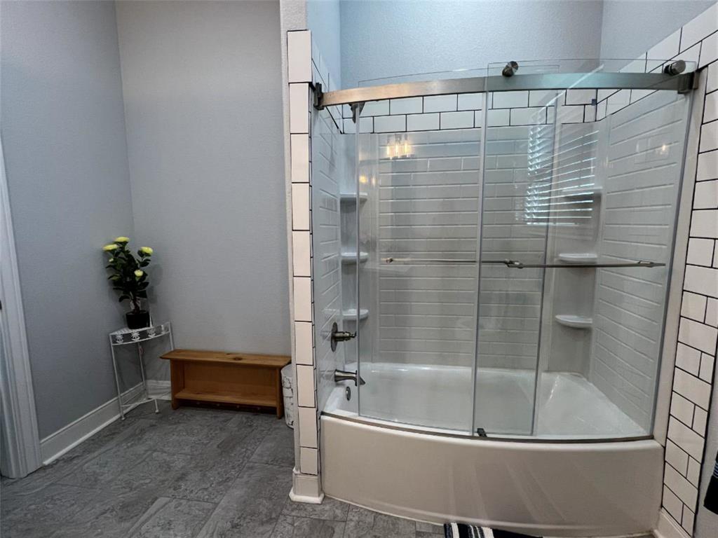 724 Franklin Street Bellevue, TX 76228 - Photo 25 of 32 a bathroom with a tub