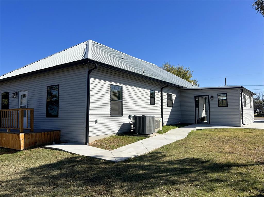 724 Franklin Street Bellevue, TX 76228 - Photo 4 of 32 a house view with a outdoor space