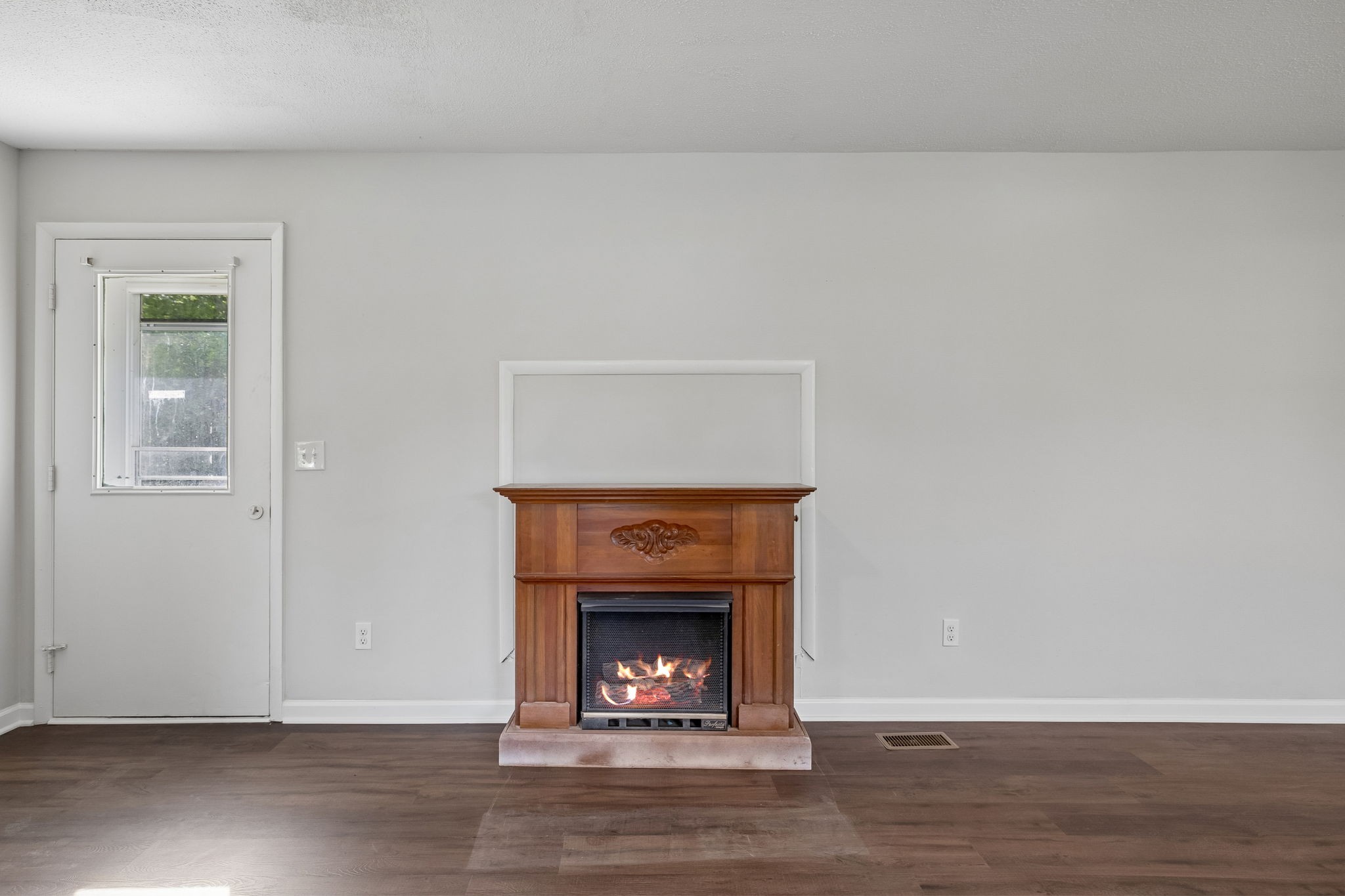 1003 Twin Creek Road Charlotte, TN 37036 - Photo 19 of 37 a living room with a fireplace