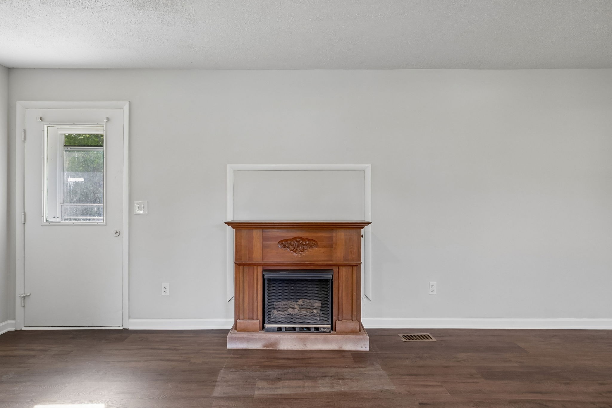 1003 Twin Creek Road Charlotte, TN 37036 - Photo 20 of 37 a living room with a fireplace