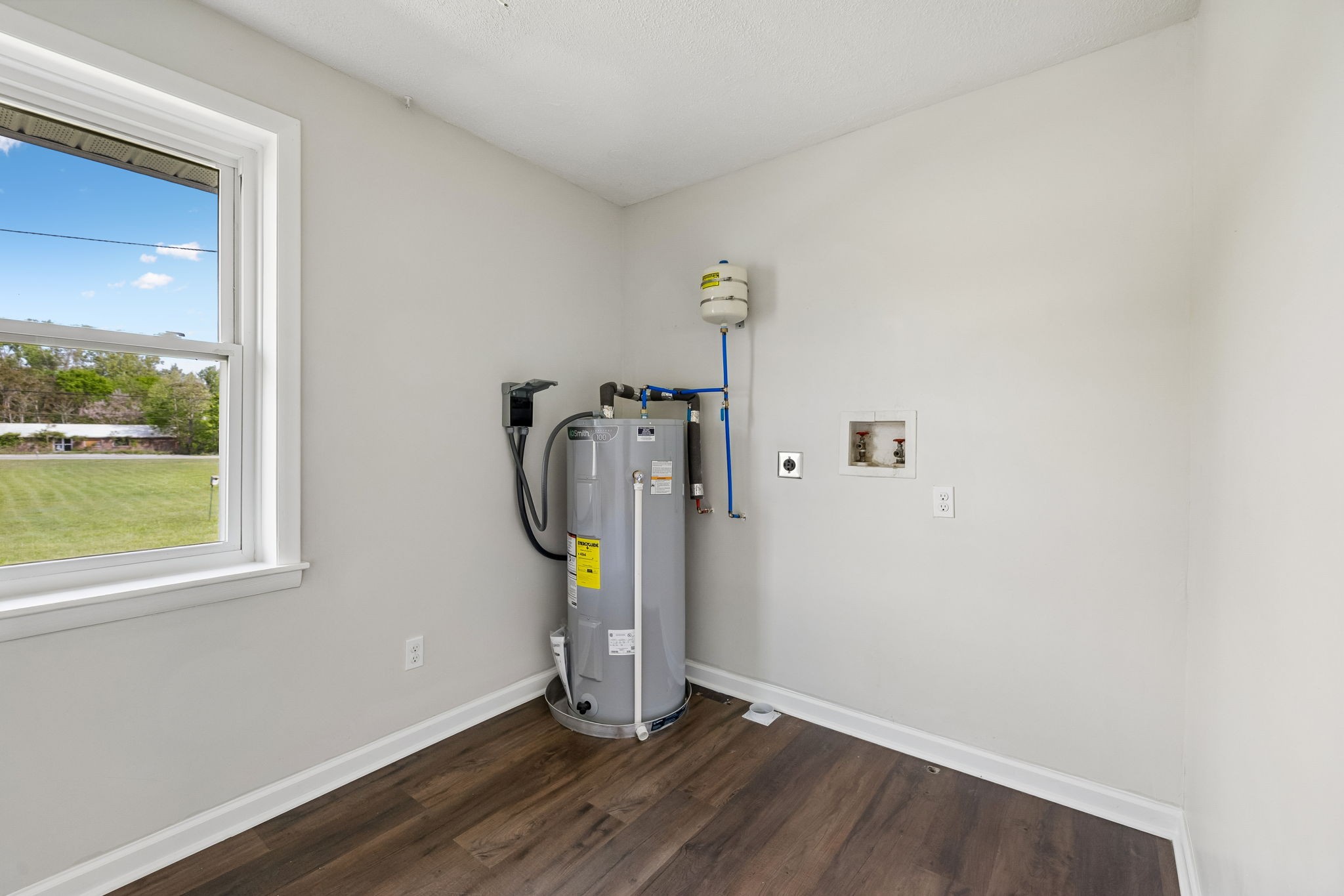 1003 Twin Creek Road Charlotte, TN 37036 - Photo 21 of 37 a view of empty room with wooden floor