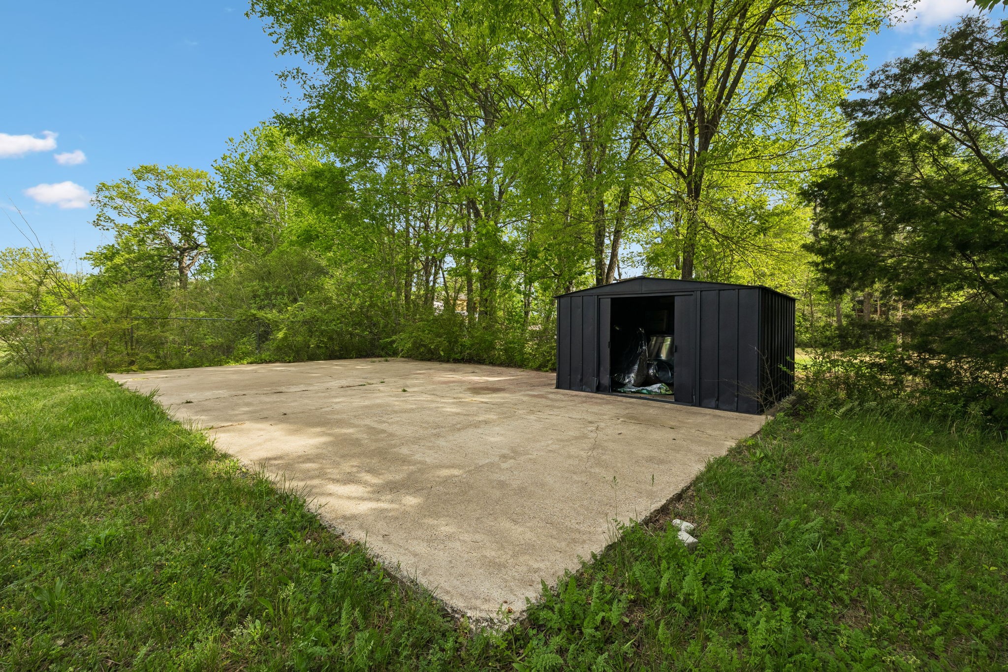 1003 Twin Creek Road Charlotte, TN 37036 - Photo 37 of 37 a backyard of a house with large trees and plants