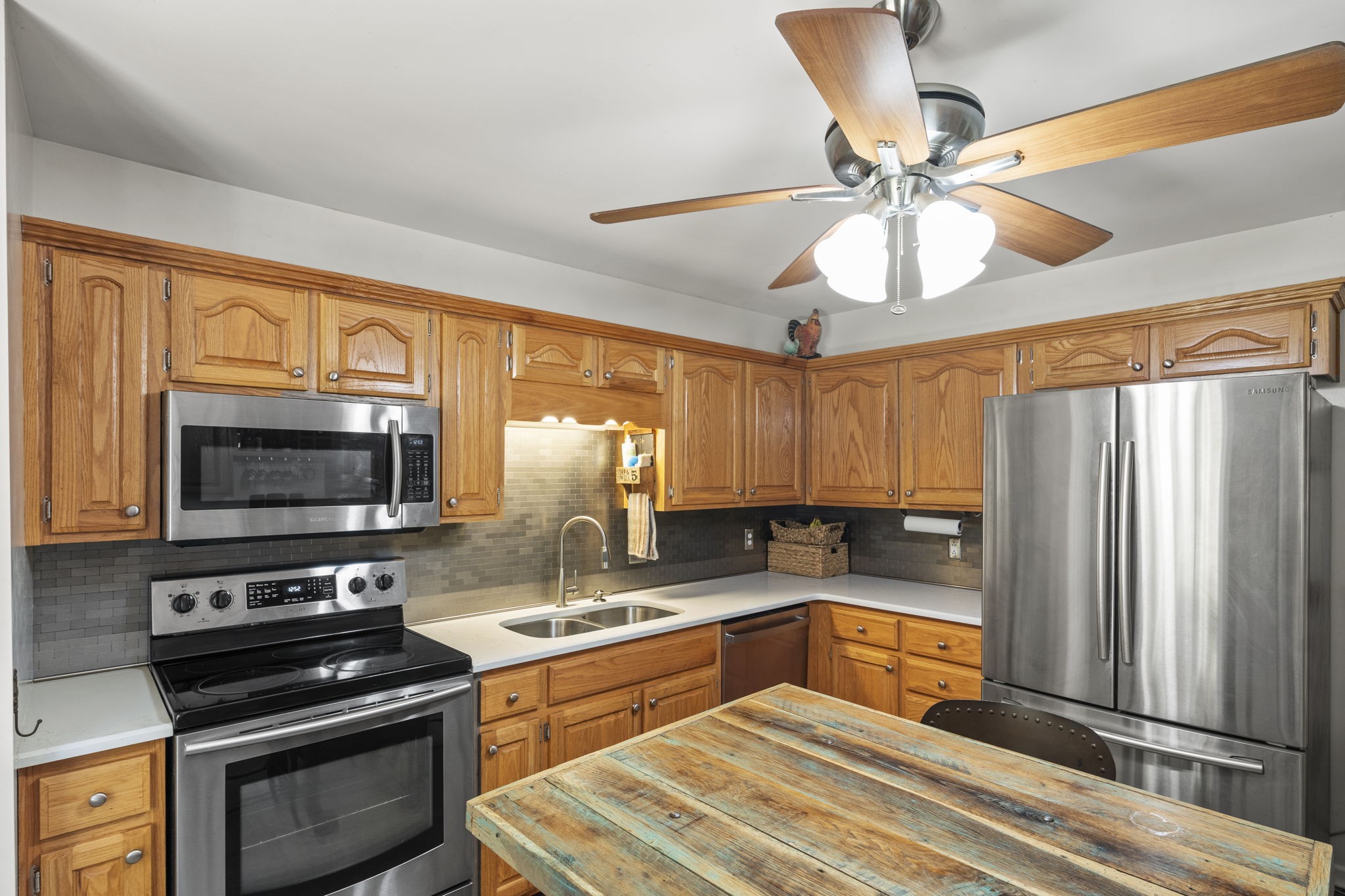 4985 Minnis Road Springfield, TN 37172 - Photo 8 of 58 a kitchen with stainless steel appliances a stove a sink and a refrigerator