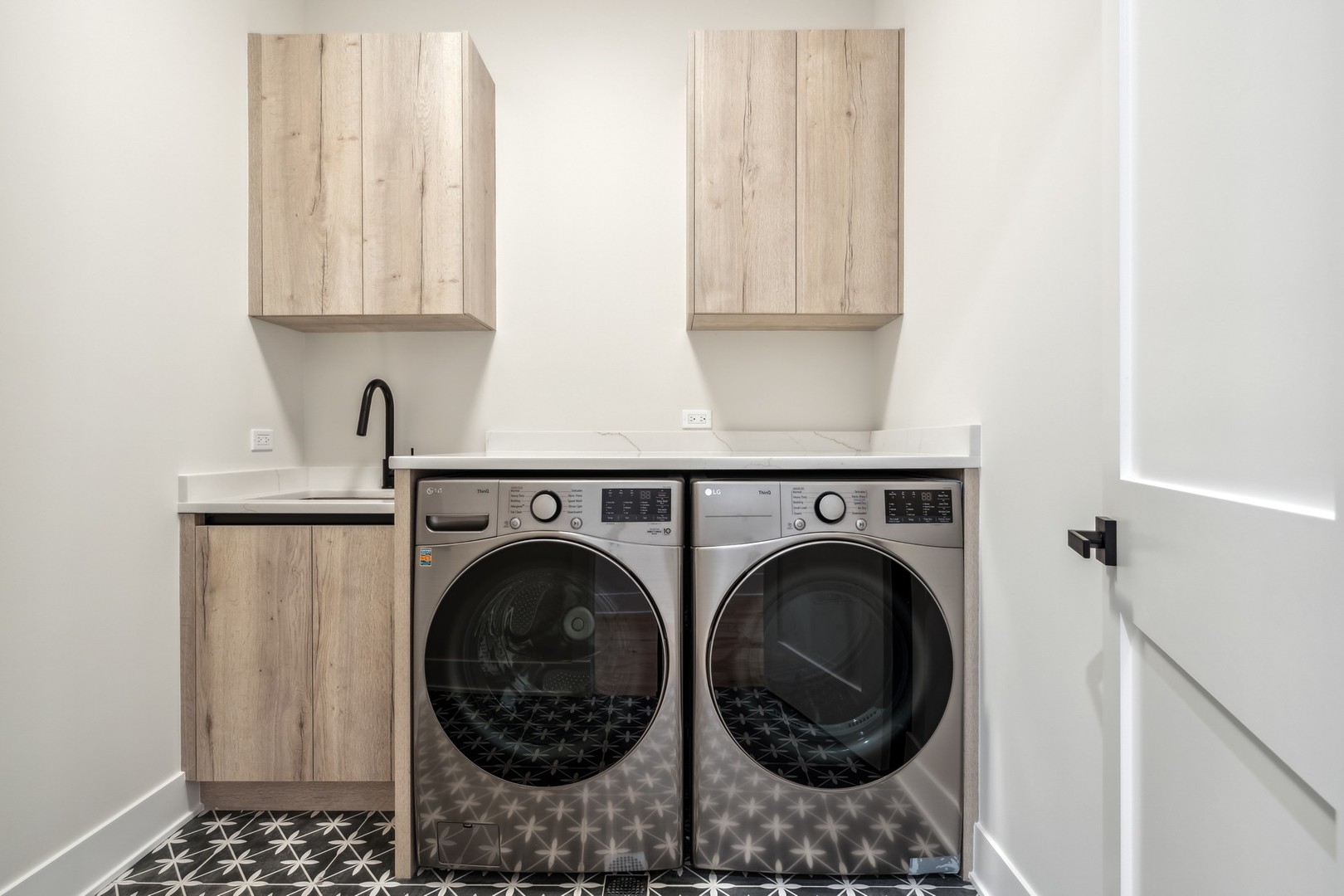 232 South Green Street, Unit 4S Chicago, IL 60607 - Photo 33 of 42 a utility room with dryer and washer