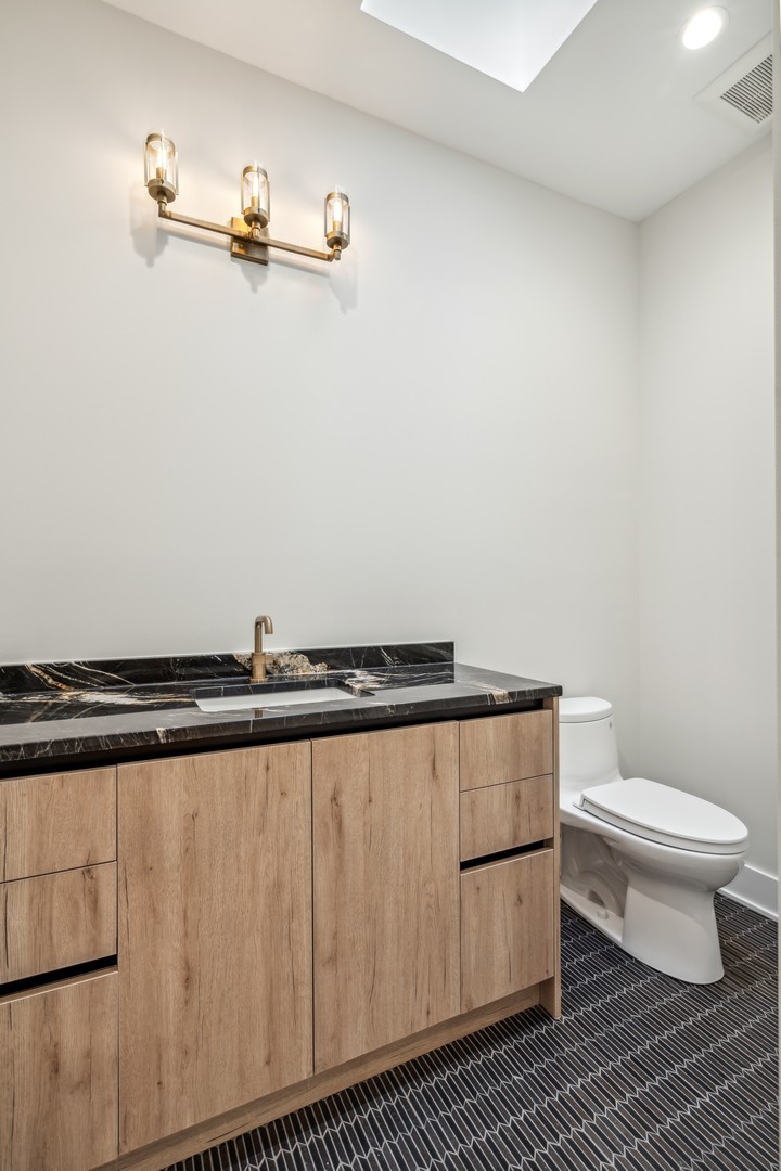 232 South Green Street, Unit 4S Chicago, IL 60607 - Photo 36 of 42 a bathroom with a toilet a sink and a mirror