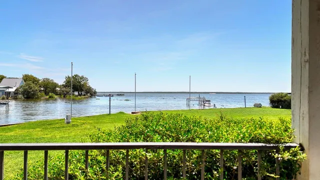 $825,000 | 220 West Lakecrest Drive, Bluffton, TX 78607