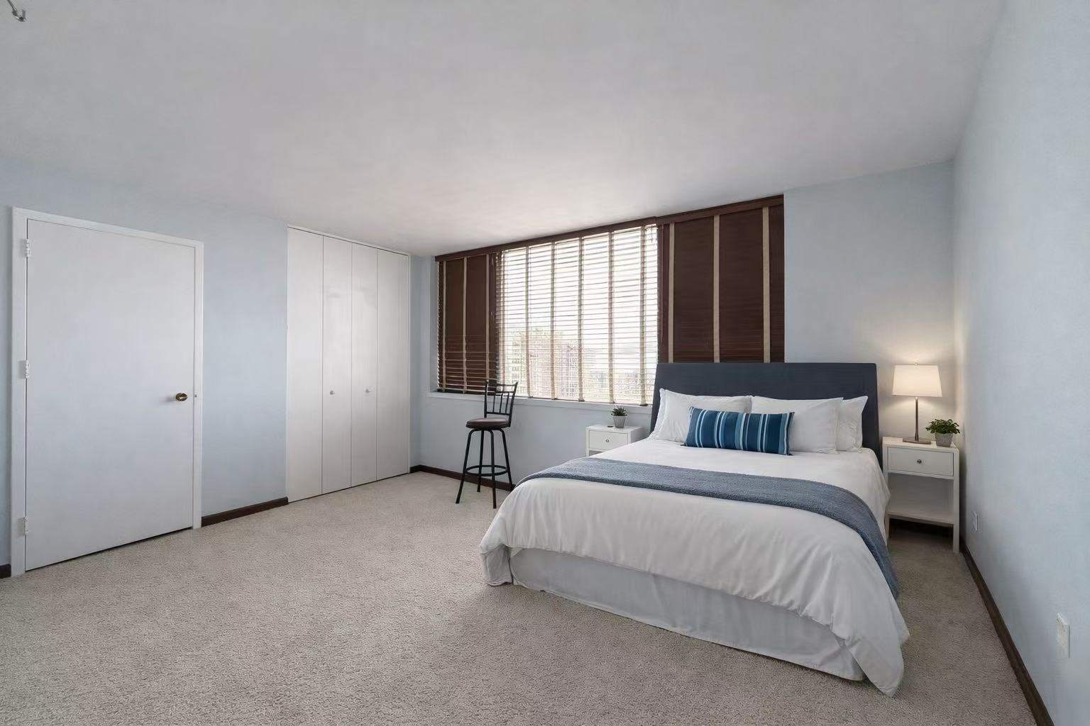 6301 North Sheridan Road, Unit 15B Chicago, IL 60660 - Photo 3 of 11 a bedroom with a bed and a window