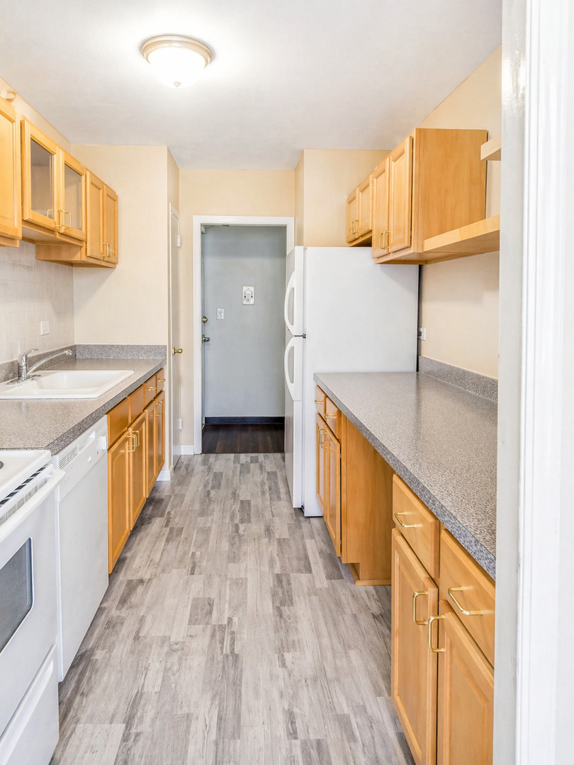 6301 North Sheridan Road, Unit 15B Chicago, IL 60660 - Photo 5 of 11 a view of a kitchen with wooden floor and electronic appliances
