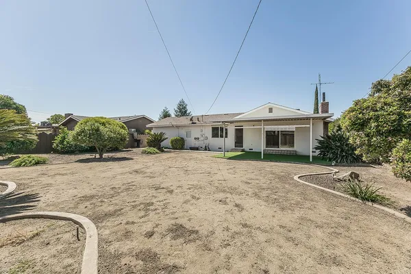 $359,000 | 862 North Bates Avenue, Dinuba, CA 93618