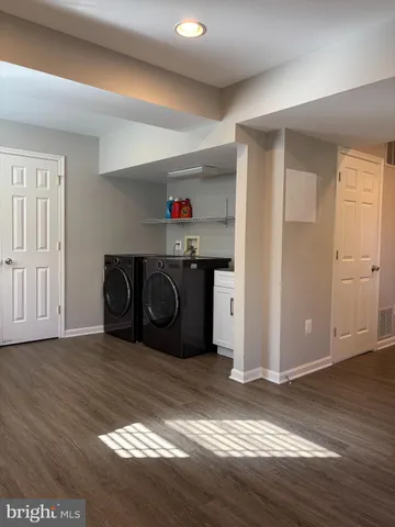 a view of kitchen with washer and dryer