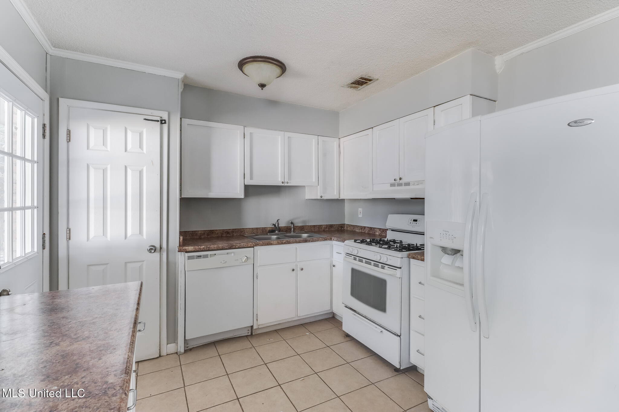 106 Graham Street Gulfport, MS 39503 - Photo 5 of 16 Photo Nov 17 2025, 10 19 30 AM (2)