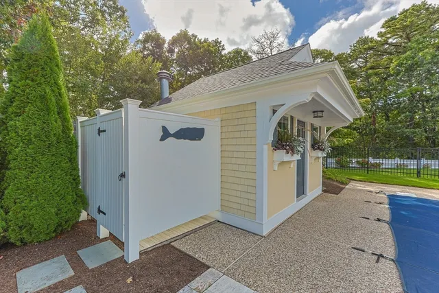 a view of a house with backyard and a tree
