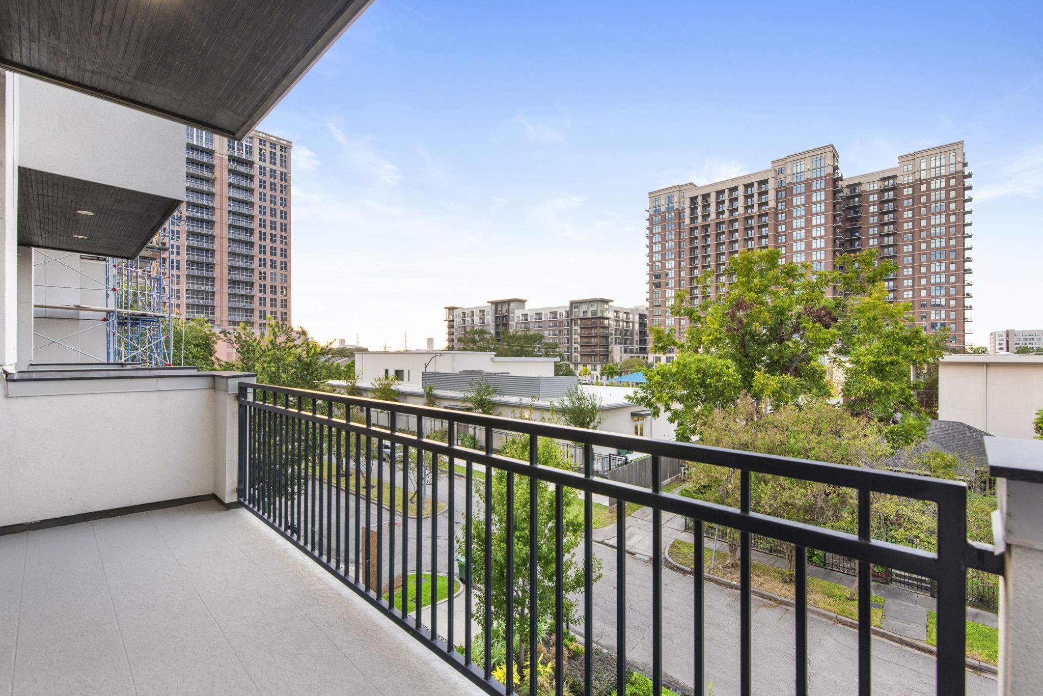 205 Portland Street Houston, TX 77006 - Photo 19 of 36 a view of a balcony with city view
