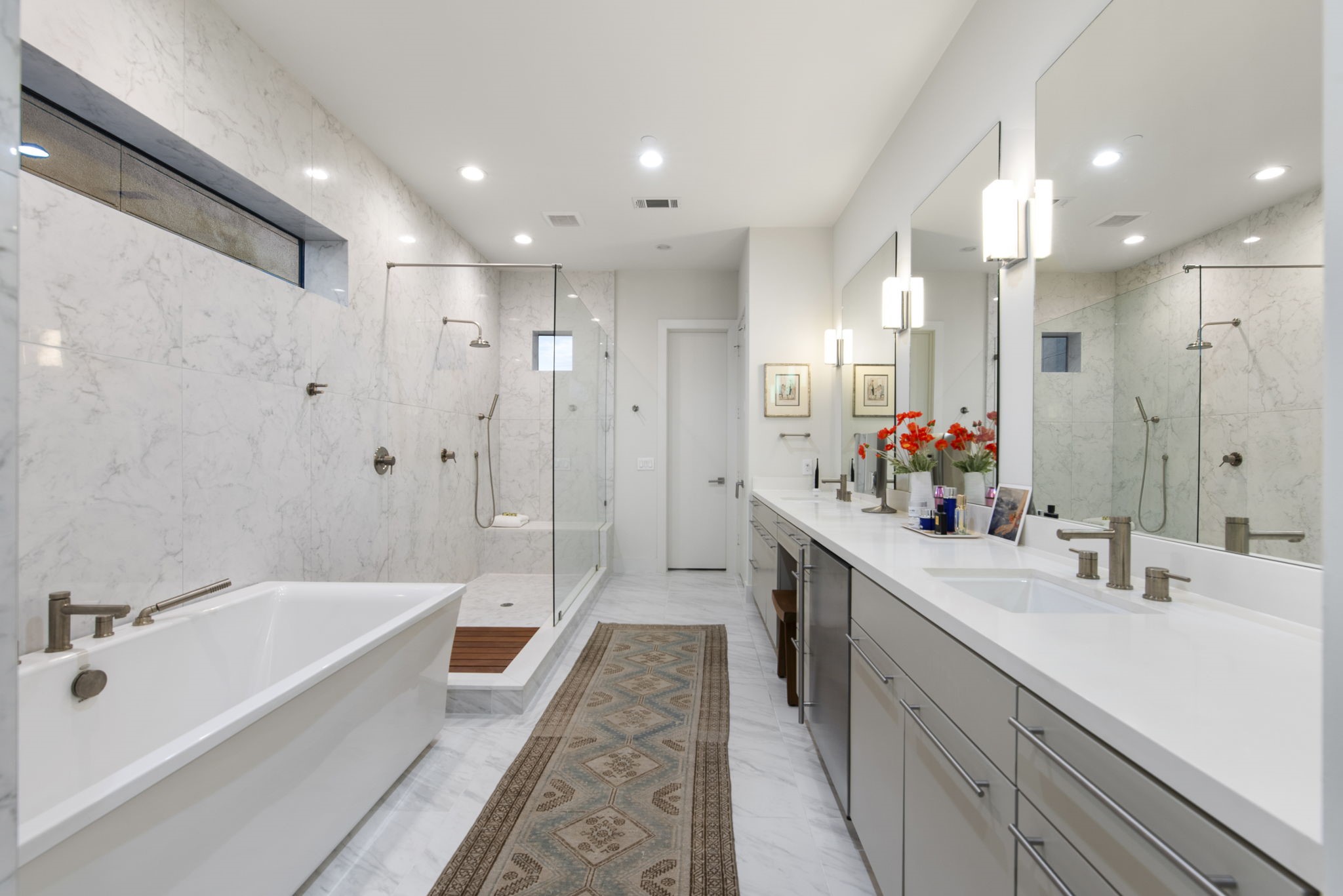 205 Portland Street Houston, TX 77006 - Photo 21 of 36 a bathroom with a tub sink and mirror