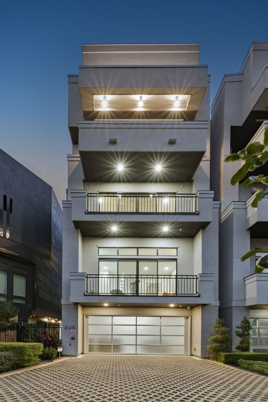 205 Portland Street Houston, TX 77006 - Photo 36 of 36 a close view of fireplace