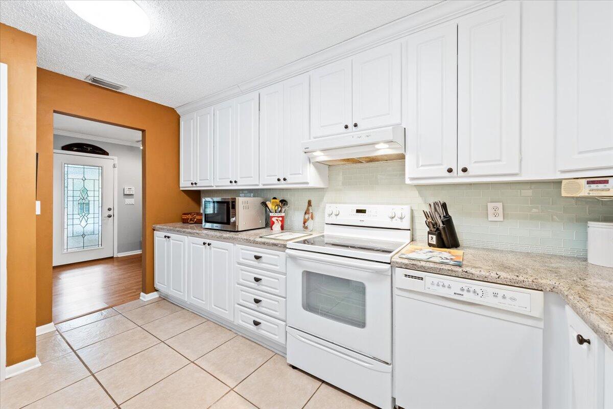 6007 Raintree Trail Fort Pierce, FL 34982 - Photo 7 of 43 Kitchen