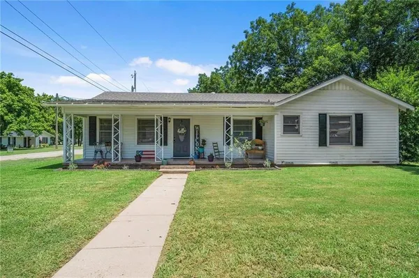 a view of a yard in front of house