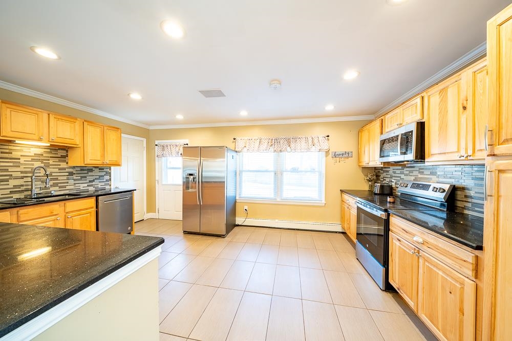 75 Hall Road Londonderry, NH 03053 - Photo 4 of 34