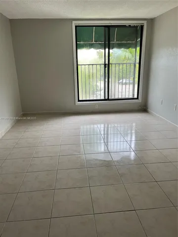 $1,900 | 666 West 81st Street, Unit 318, Hialeah, FL 33014