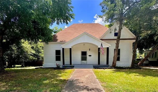 a view of a house with swimming pool and yard