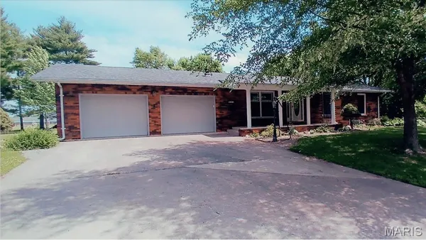 $279,900 | 803 Miller Drive, Staunton, IL 62088