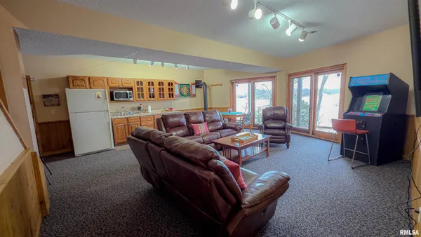 $950,000 | 12235 Pebble Point Road, Marion, IL 62959