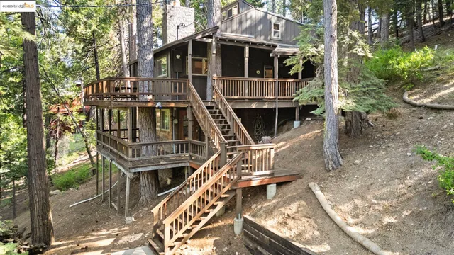 a view of a house with backyard