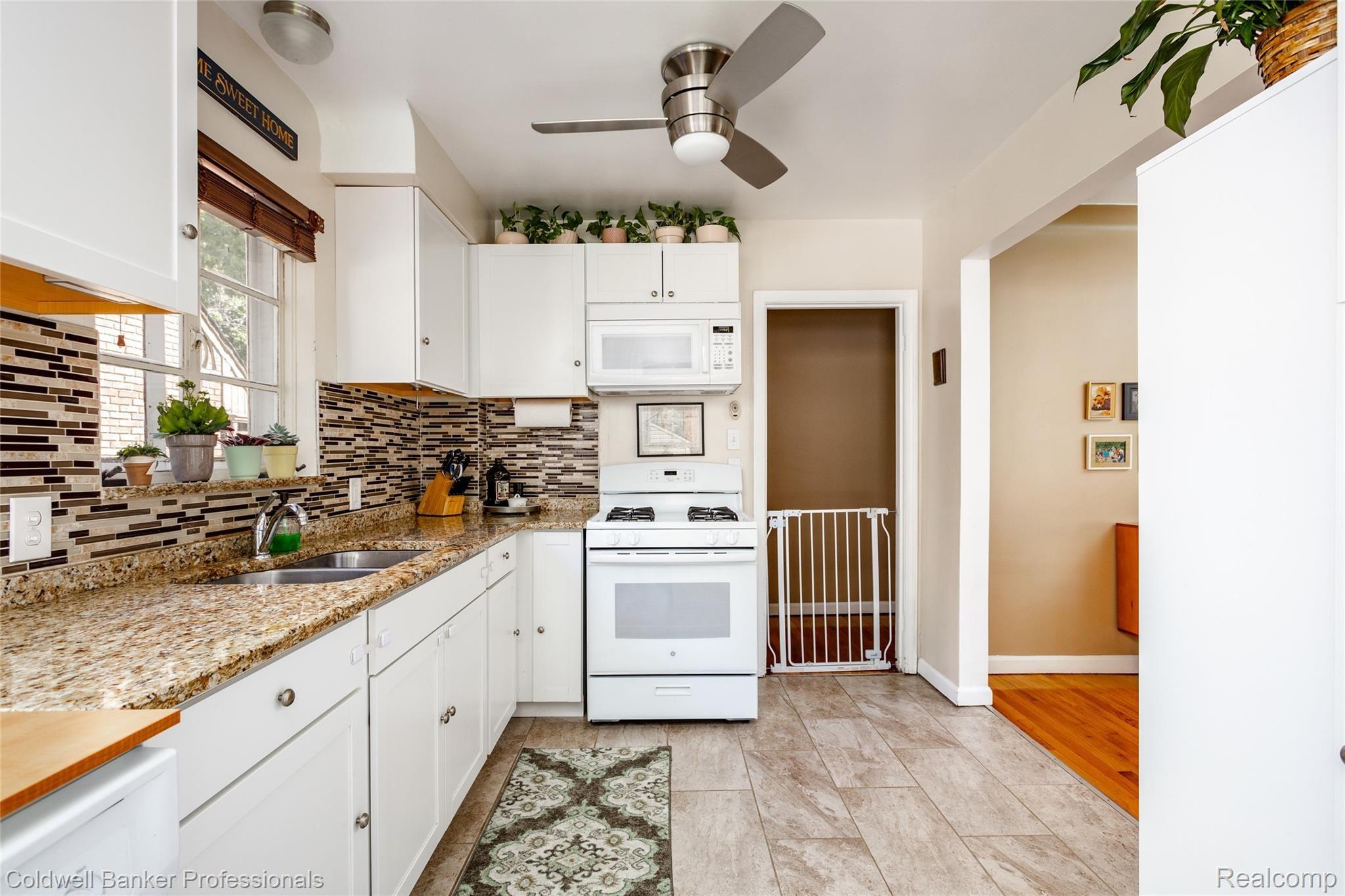 14909 Greenview Road Detroit, MI 48223 - Photo 7 of 21 Kitchen
