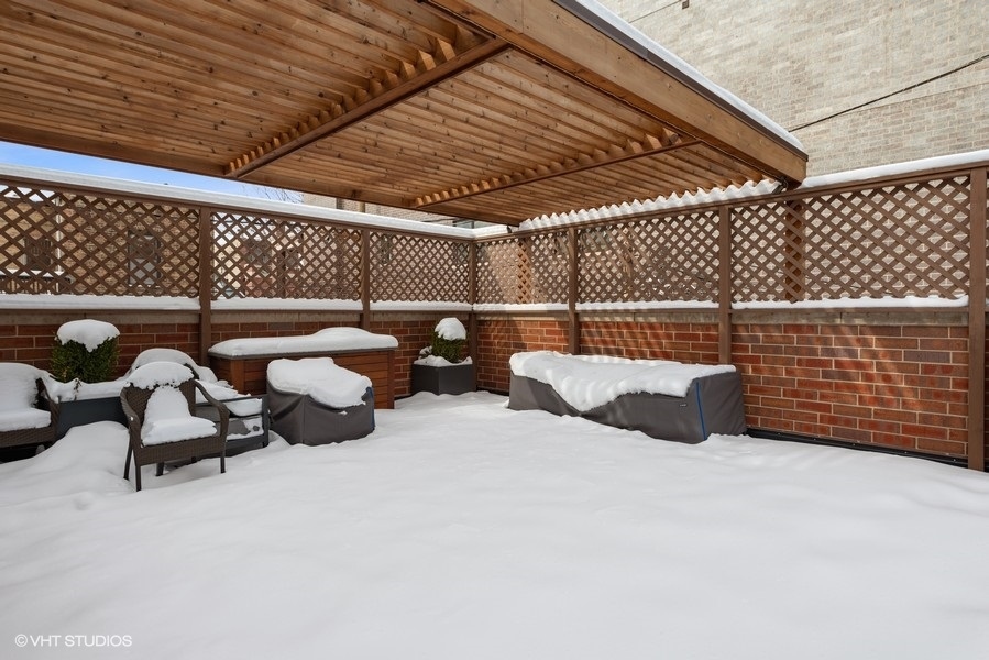 1248 West Grace Street, Unit 1 Chicago, IL 60613 - Photo 33 of 35 a view of a chairs and table in wooden roof