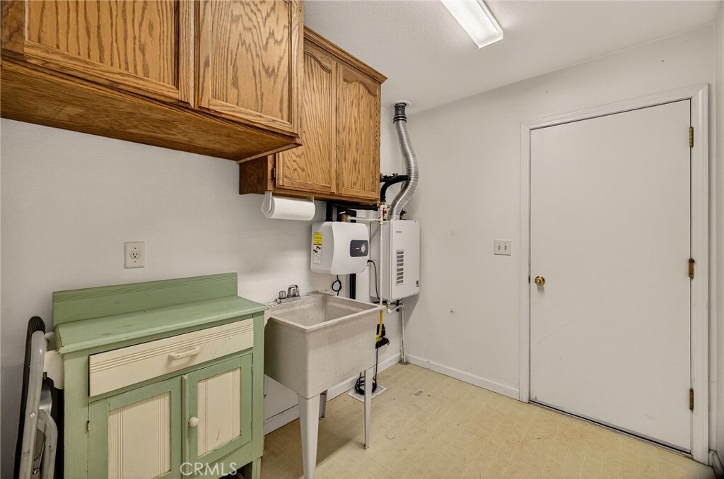 10202 Cohasset Road Chico, CA 95973 - Photo 39 of 75 a utility room with dryer and washer