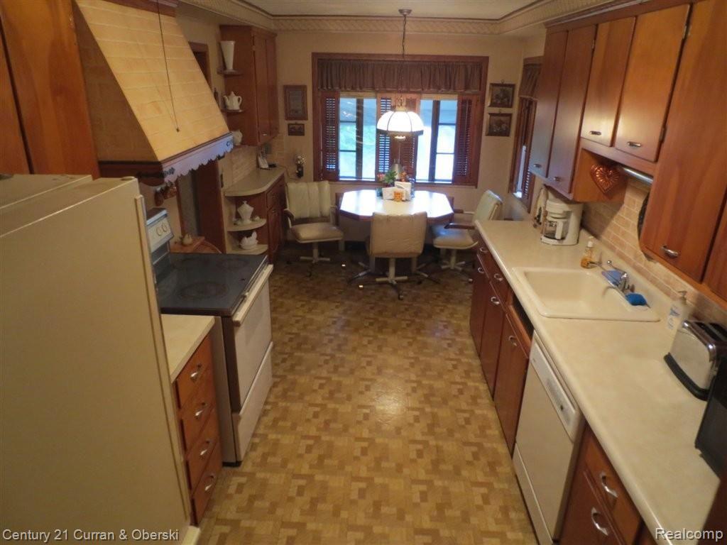 991 Lincoln Road Grosse Pointe, MI 48230 - Photo 19 of 25 KITCHEN W/NOOK