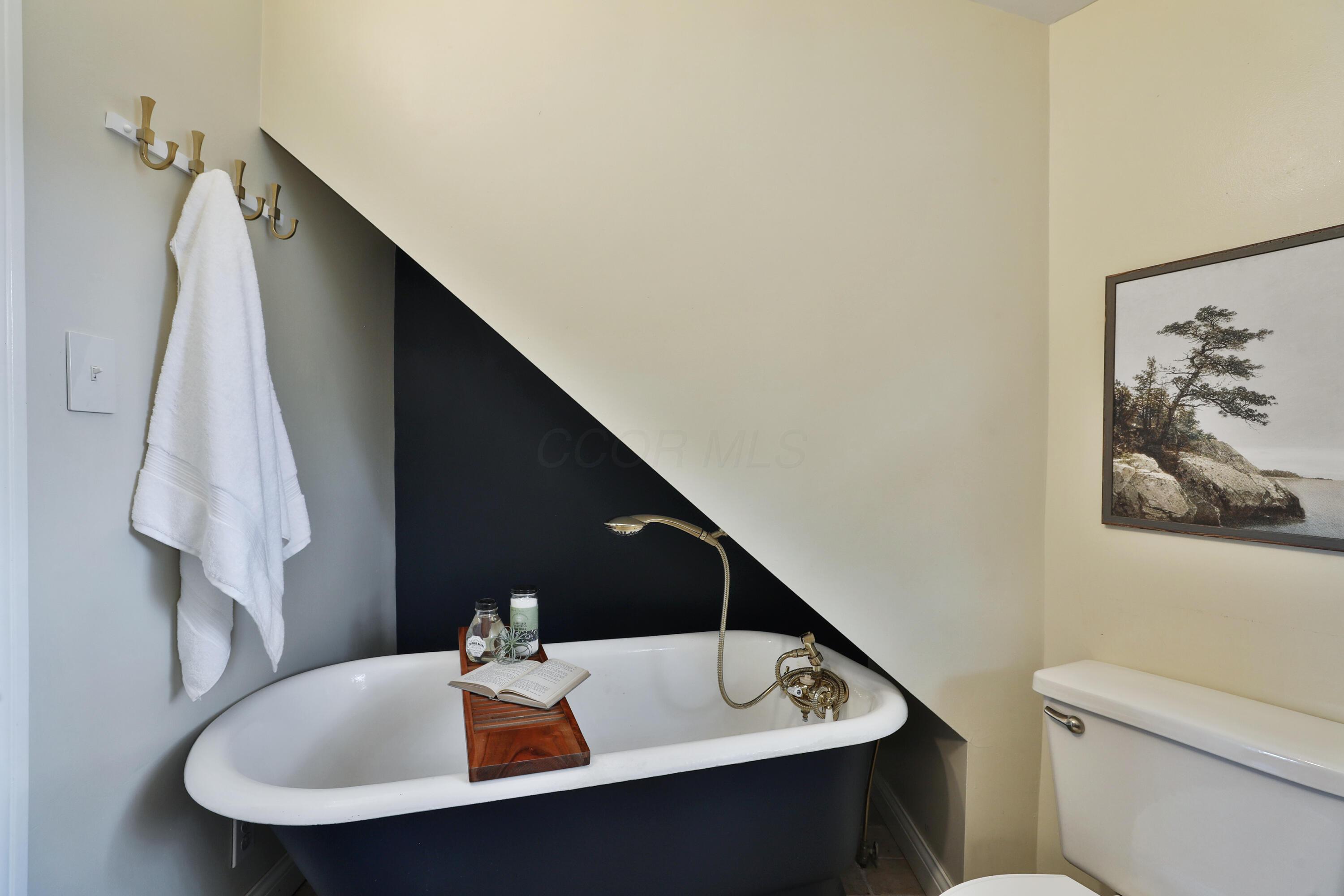 6012 Linworth Road Columbus, OH 43085 - Photo 33 of 53 Second Floor Full Bath